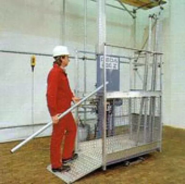 Okomiti lift 200 z ukrcaj s radnikom
