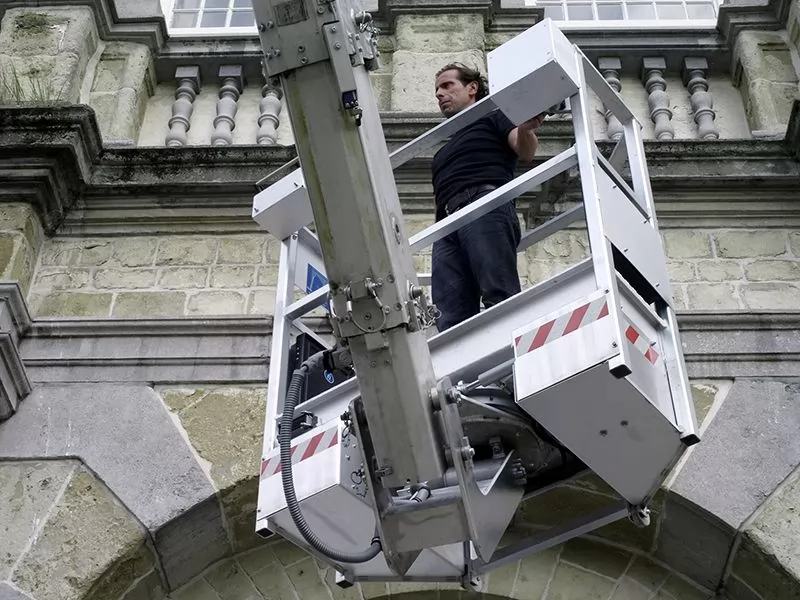 Bocker-mobilni-kranovi-za-dizanje-tereta-i-rad-na-visini-4