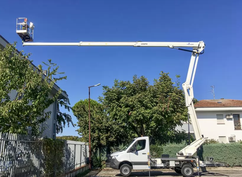 Nova auto koYara gsr b240px na iveco vozilu Y leasing, b kategorija  