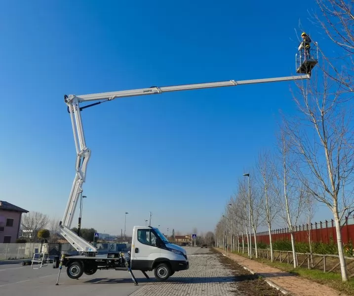 Nova auto koYara gsr b240px na iveco vozilu Y leasing, b kategorija   