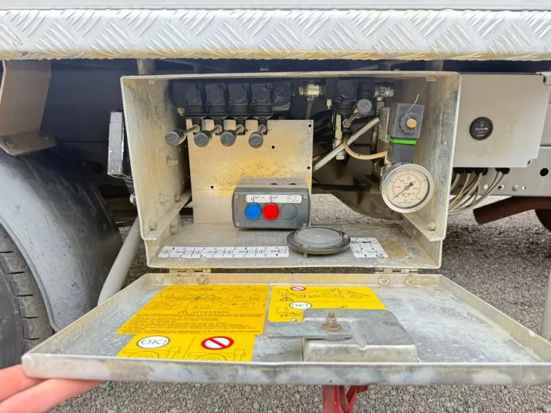 Auto koYara, iveco daily 3,5t, 2013g, 17m kranwhatsapp image 2025-05-28 at 13.04.37 (7)